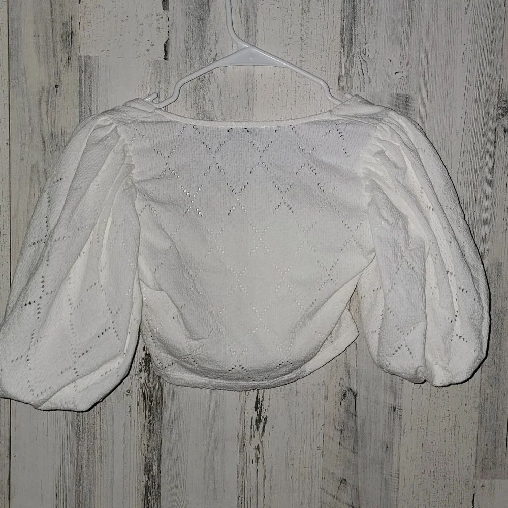 NWT Zara White Textured Cropped Puff Sleeve Eyelet Blouse